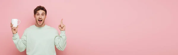 Panoramic Shot Excited Man Showing Idea Gesture While Holding White — Stock Photo, Image