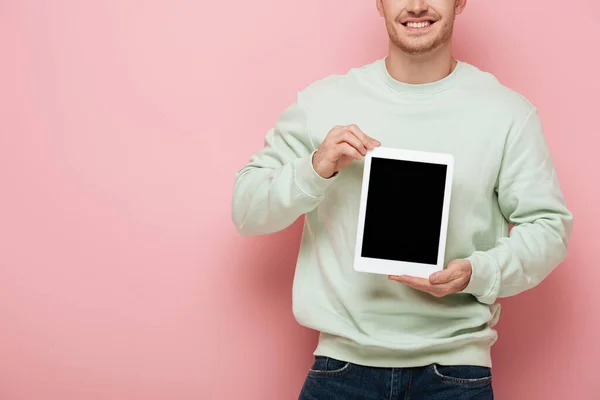 분홍색 배경에 디지탈 태블릿을 미소짓는 남자의 — 스톡 사진