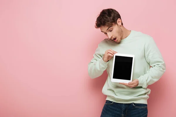 Uomo Sorpreso Zoccolo Tablet Digitale Con Schermo Bianco Sfondo Rosa — Foto Stock