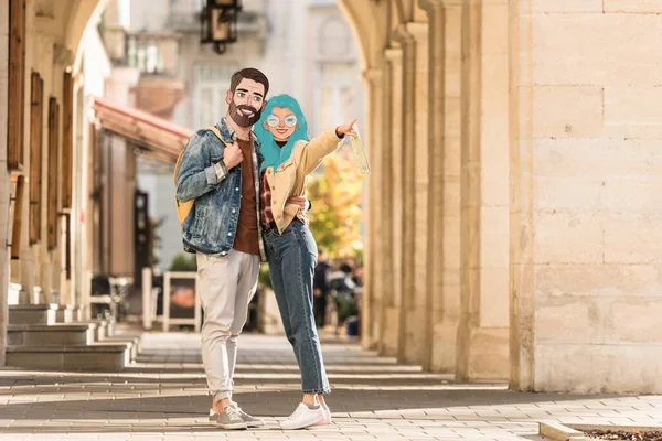 Couple Tourists Illustrated Faces Hugging Street Pointing Finger Away — Stock Photo, Image