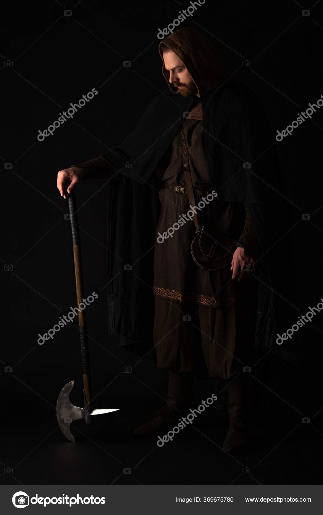 Medieval Scottish Warrior Battle Axe Mantel Isolated Black — Stock