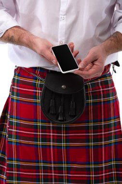 Kırmızılı İskoç adamın deri kemer çantalı ve beyaz telefondan izole edilmiş görüntüsü.