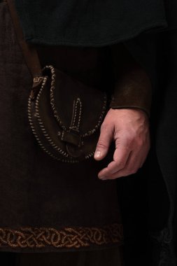 Ortaçağ İskoç adamının şömine rafındaki deri çantalı görüntüsünü kapatın.