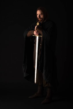 Ortaçağ İskoç 'u, şömine rafında, kılıçlı, siyah üzerine izole edilmiş.