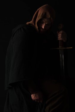 Ortaçağ İskoç 'u, şömine rafında, kılıçlı, siyah üzerine izole edilmiş.