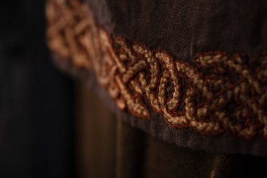Ortaçağ İskoç kahverengi giysilerinin nakışla yakın görüntüsü