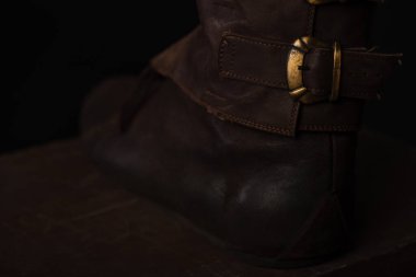 Ortaçağ İskoç kahverengi tokalı deri ayakkabılarının yakın görüntüsü