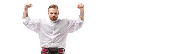Сильний Шотландський Рудий Чоловік Червоному Кілті Зображає Кулаки Ізольовані Білому — стокове фото
