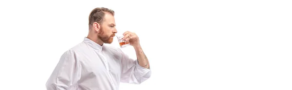 Schotse Roodharige Man Drinkt Whisky Uit Glas Geïsoleerd Witte Panoramische — Stockfoto