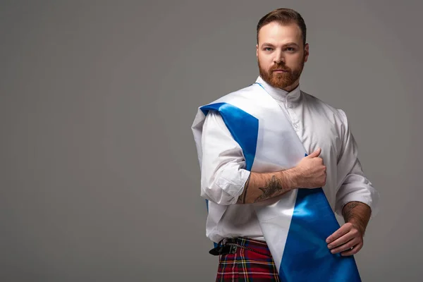 Serious Scottish Redhead Man Red Kilt Flag Scotland Grey Background — Stock Photo, Image