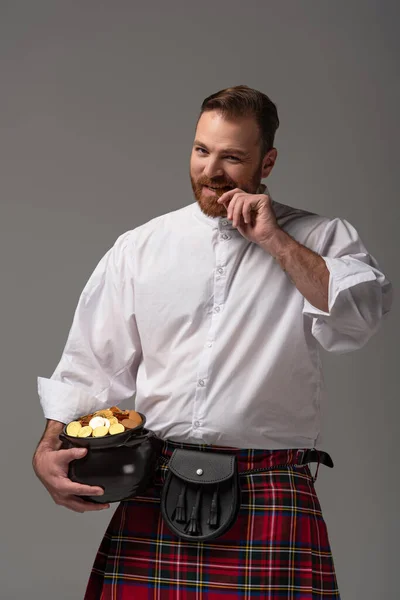 Scottish Rödhårig Man Röd Kilt Håller Potta Med Guldmynt Isolerade — Stockfoto