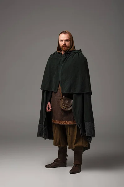 Medieval Escocés Pelirroja Hombre Mantel Sobre Fondo Gris — Foto de Stock