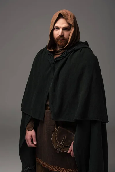 Seria Medieval Escocés Pelirroja Hombre Mantel Sobre Gris Fondo — Foto de Stock