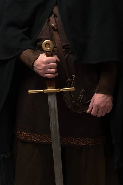 Bijgesneden Zicht Middeleeuwse Schotse Ridder Mantel Met Zwaard — Stockfoto