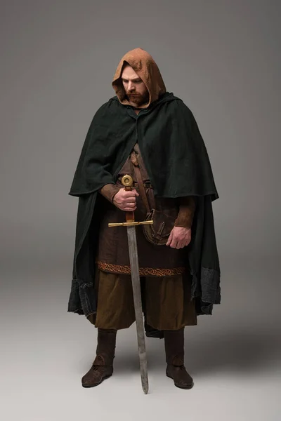 Средневековый Шотландский Рыжий Рыцарь Камине Мечом Сером Фоне — стоковое фото