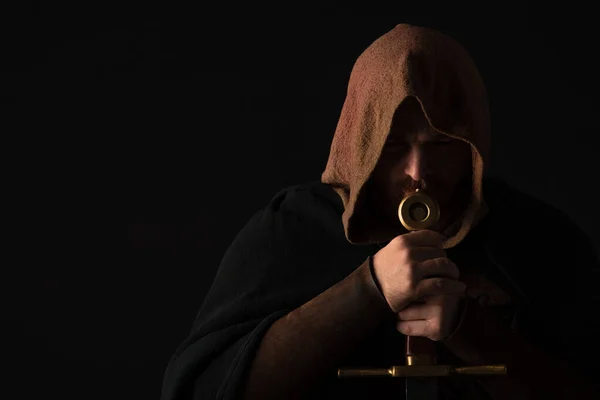 Medieval Escocés Hombre Mantel Con Espada Oscuro Aislado Negro —  Fotos de Stock