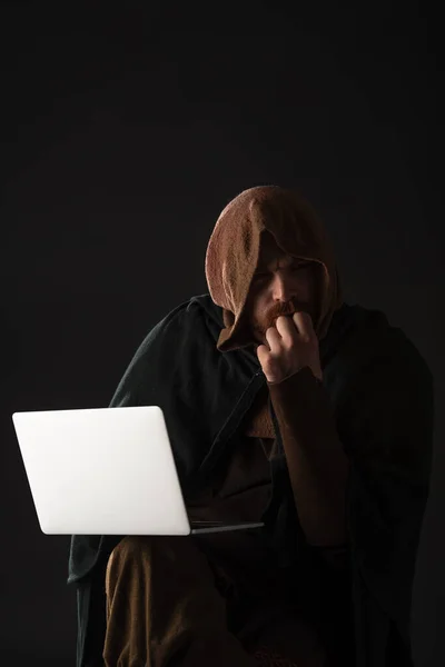 Nachdenklicher Mittelalterlicher Schotte Mantel Mit Laptop Dunkelheit Isoliert Auf Schwarz — Stockfoto