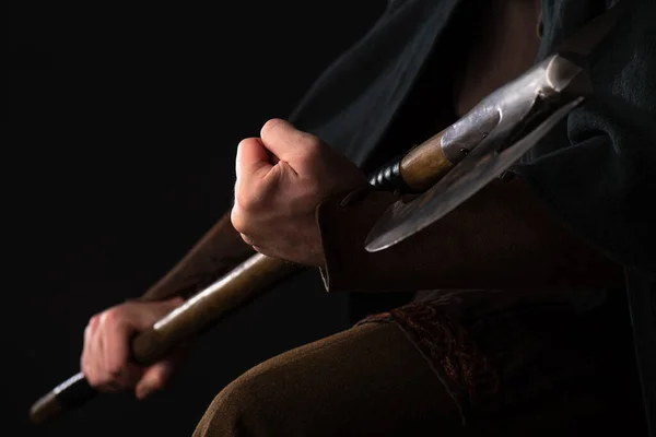 黒に隔離された手に戦闘斧を持つ中世スコットランドの戦士のクロップドビュー — ストック写真
