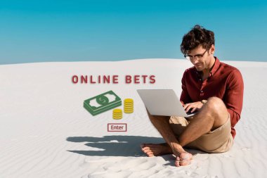 Genç serbest çalışan kumsalda açık mavi gökyüzüne karşı dizüstü bilgisayar kullanıyor, online bahis illüstrasyonları