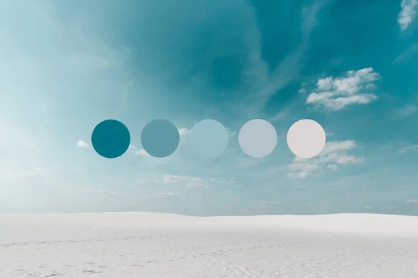 Красивый Пляж Белым Песком Голубым Небом Белыми Облаками Геометрической Иллюстрацией — стоковое фото