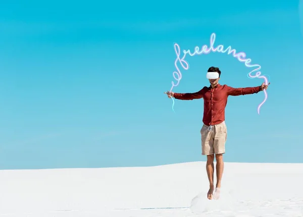 Vrヘッドセットの砂浜で青い空に飛び跳ねる男フリーランスのイラスト — ストック写真