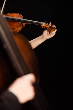 Profesyonel müzisyenlerin karanlık sahnede müzik enstrümanlarıyla oynamalarına kısmi bakış açısı, seçici odaklanma
