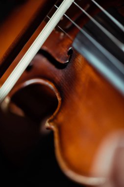Profesyonel müzik aletine yakın çekim, seçici odaklanma