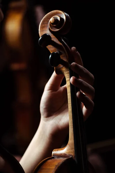 Vista Cortada Músico Feminino Tocando Violino Palco Escuro — Fotografia de Stock