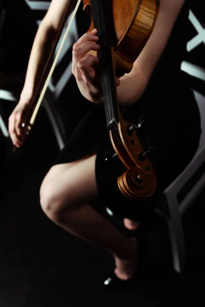 Vista Cortada Músico Feminino Tocando Violino Palco Escuro — Fotografia de Stock