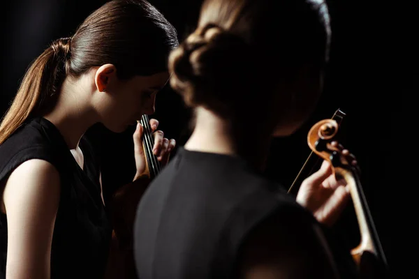 Músicos Profesionales Tocando Música Clásica Violines Escenario Oscuro —  Fotos de Stock