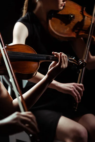 Visão Parcial Duas Mulheres Músicos Profissionais Tocando Violinos Palco Escuro — Fotografia de Stock