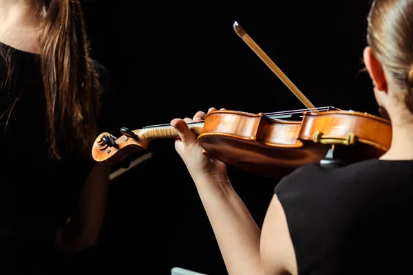 Back Cropped View Two Female Professional Musicians Playing Violins Dark — Stock Photo, Image