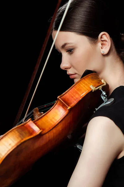 美しい音楽家が黒で孤立したヴァイオリンでシンフォニーを演奏 — ストック写真