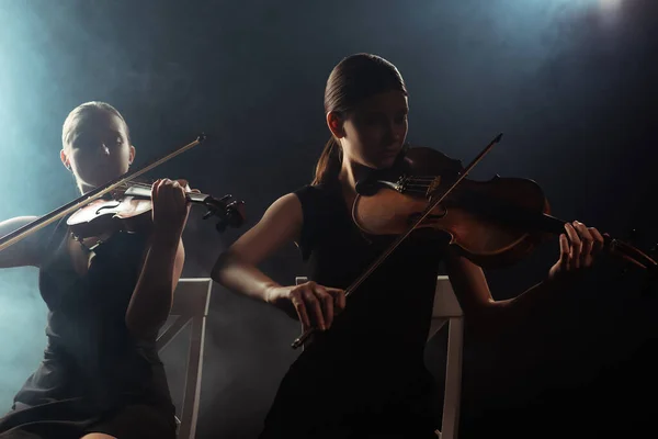 Female Musicians Playing Classical Music Violins Dark Stage Smoke — Stock Photo, Image