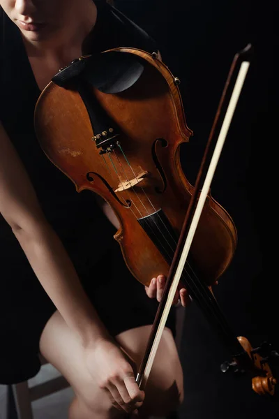 Vista Cortada Músico Feminino Profissional Tocando Violino Palco Escuro — Fotografia de Stock