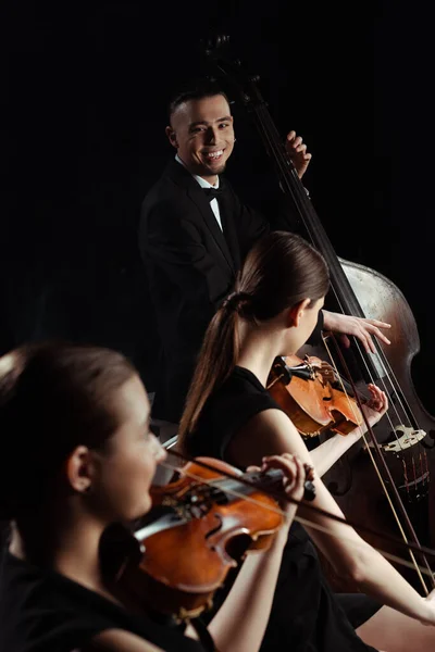 Счастливые Профессиональные Музыканты Играющие Контрабасе Скрипках Изолированных Черном — стоковое фото