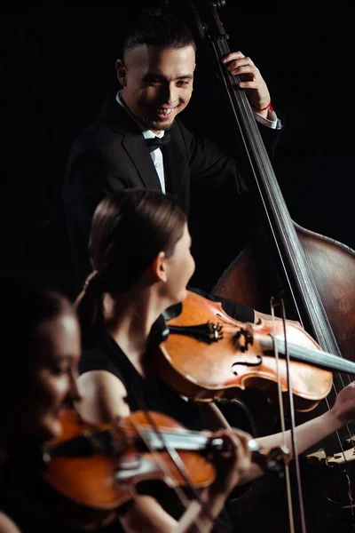 Тріо Усміхнених Музикантів Грають Подвійному Бас Гітарі Скрипках Ізольовані Чорному — стокове фото