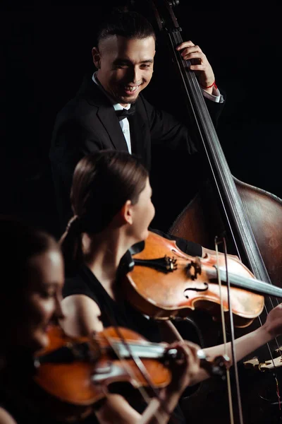 Trío Músicos Sonrientes Tocando Contrabajo Violines Aislados Negro — Foto de Stock