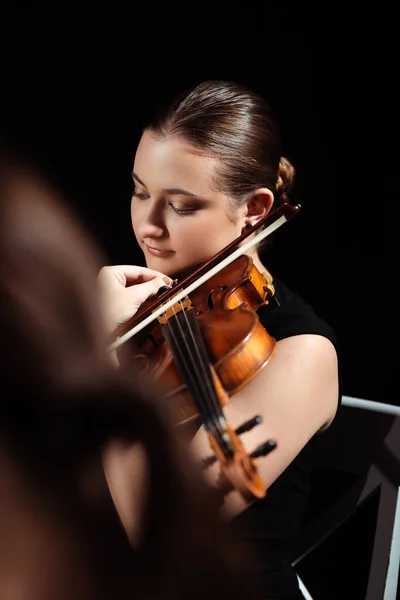 Atraente Músico Feminino Tocando Violino Palco Escuro — Fotografia de Stock