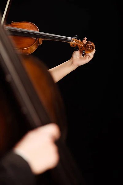 Profesyonel Müzisyenlerin Karanlık Sahnede Müzik Enstrümanlarıyla Oynamalarına Kısmi Bakış Açısı — Stok fotoğraf