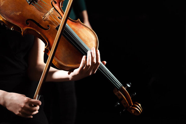 частичный взгляд женщины-музыканта, исполняющей симфонию на скрипке, изолированной на черном
