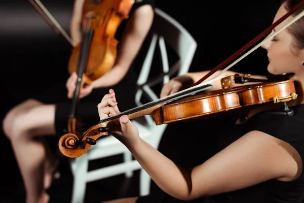 Vista Recortada Músicos Tocando Violines Escenario Oscuro —  Fotos de Stock