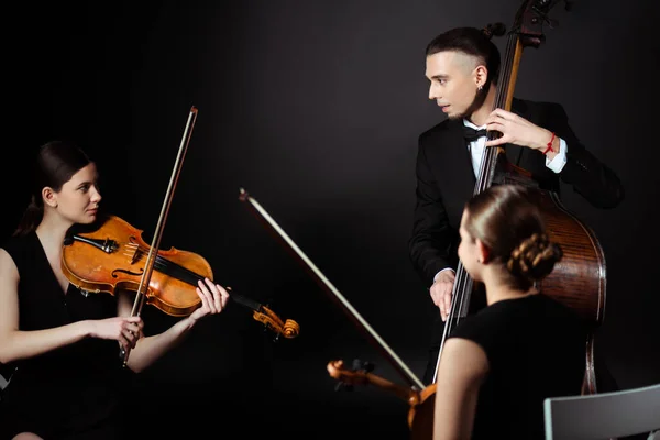 Trio Van Professionele Muzikanten Die Spelen Muziekinstrumenten Het Donkere Podium — Stockfoto
