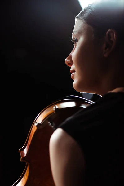 Mooie Vrouwelijke Muzikant Spelen Viool Donker Podium — Stockfoto