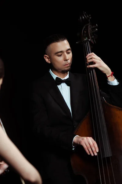 Músicos Profesionales Enfocados Tocando Violín Contrabajo Escenario Oscuro —  Fotos de Stock