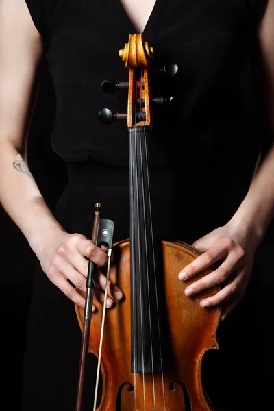 Обрізаний Вид Жіночого Музиканта Який Тримає Класичну Скрипку Темній Сцені — стокове фото