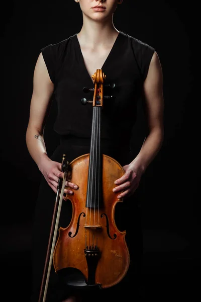 Vista Cortada Músico Feminino Segurando Violino Clássico Isolado Preto — Fotografia de Stock