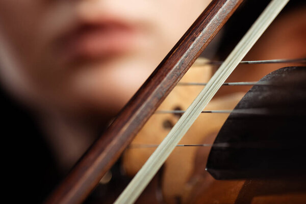 обрезанный вид женщины-музыканта, играющей на скрипке, избирательный фокус
