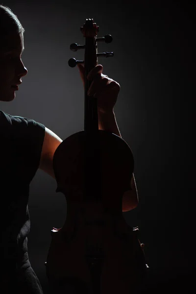 Silhueta Músico Feminino Segurando Violino Palco Escuro — Fotografia de Stock