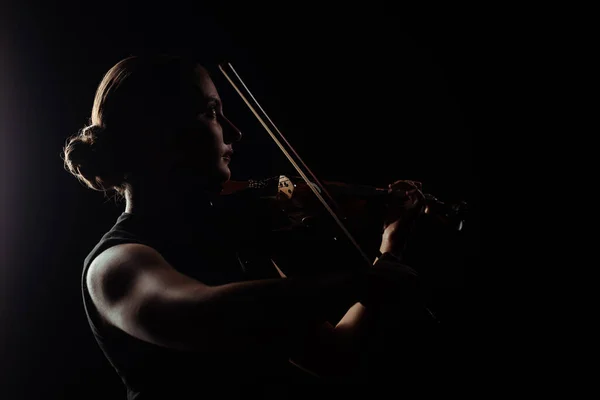 Silueta Música Femenina Tocando Violín Escenario Oscuro — Foto de Stock